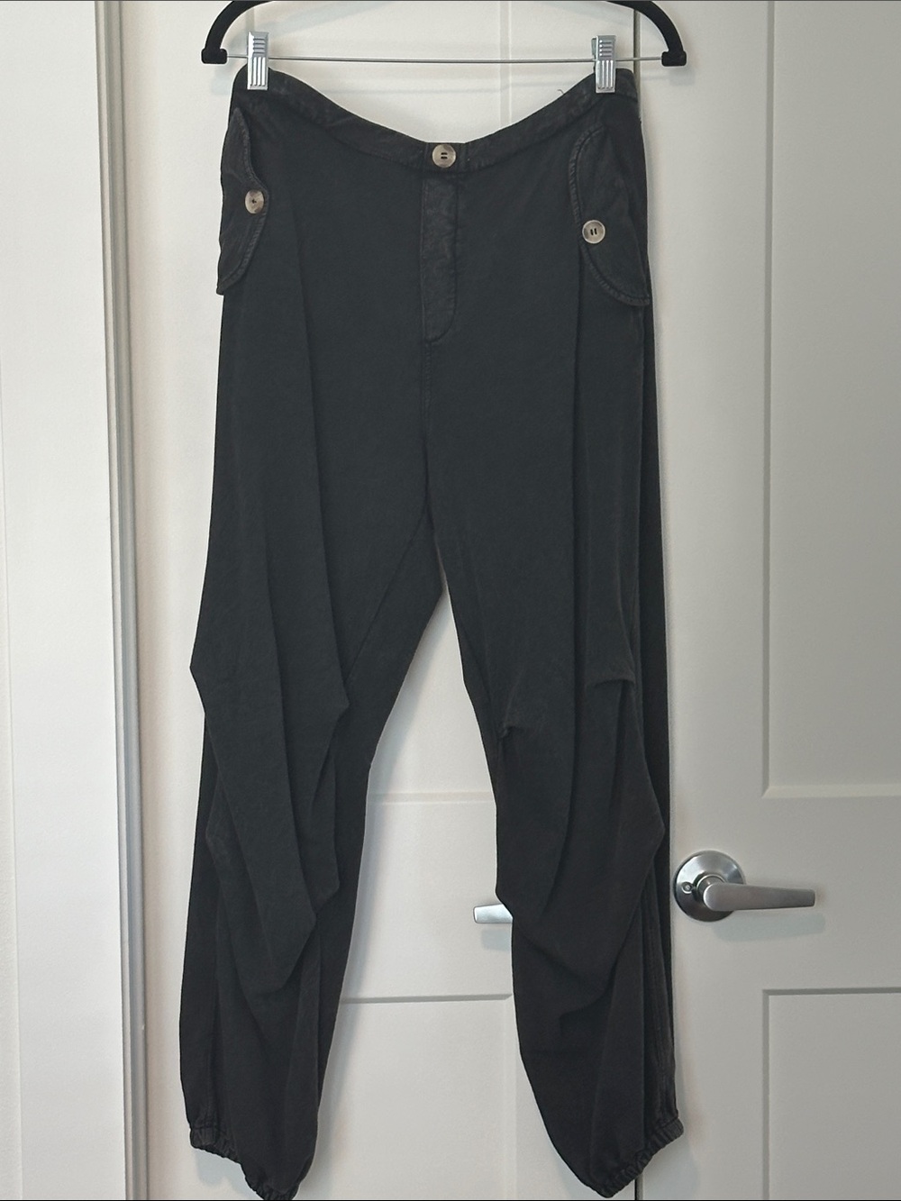 Free People Tapered Pants w banded bottoms. Soft slouchy. Low rise